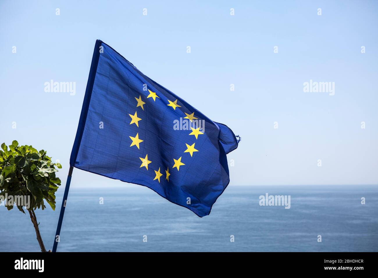 Die Flagge der europäischen Union weht am Cap bei Santa Maria di Leuca, dem Scheitelpunkt zwischen der Adria und dem ionischen Meer in Süditalien. Foto de stock