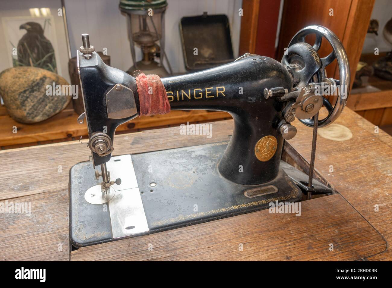 Una máquina de coser manual Singer de época en exhibición dentro