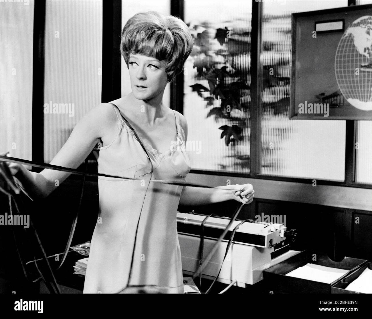 MAGGIE SMITH, HOT MILLIONS, 1969 Fotografía de stock - Alamy