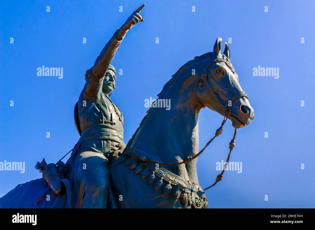Estatua de Maharaja Rao Jodha ji fundador de Jodhpur cerca de Jaswant Thada. Un monumento real en Jodhpur de Maharaja Jaswant Singh. Foto de stock