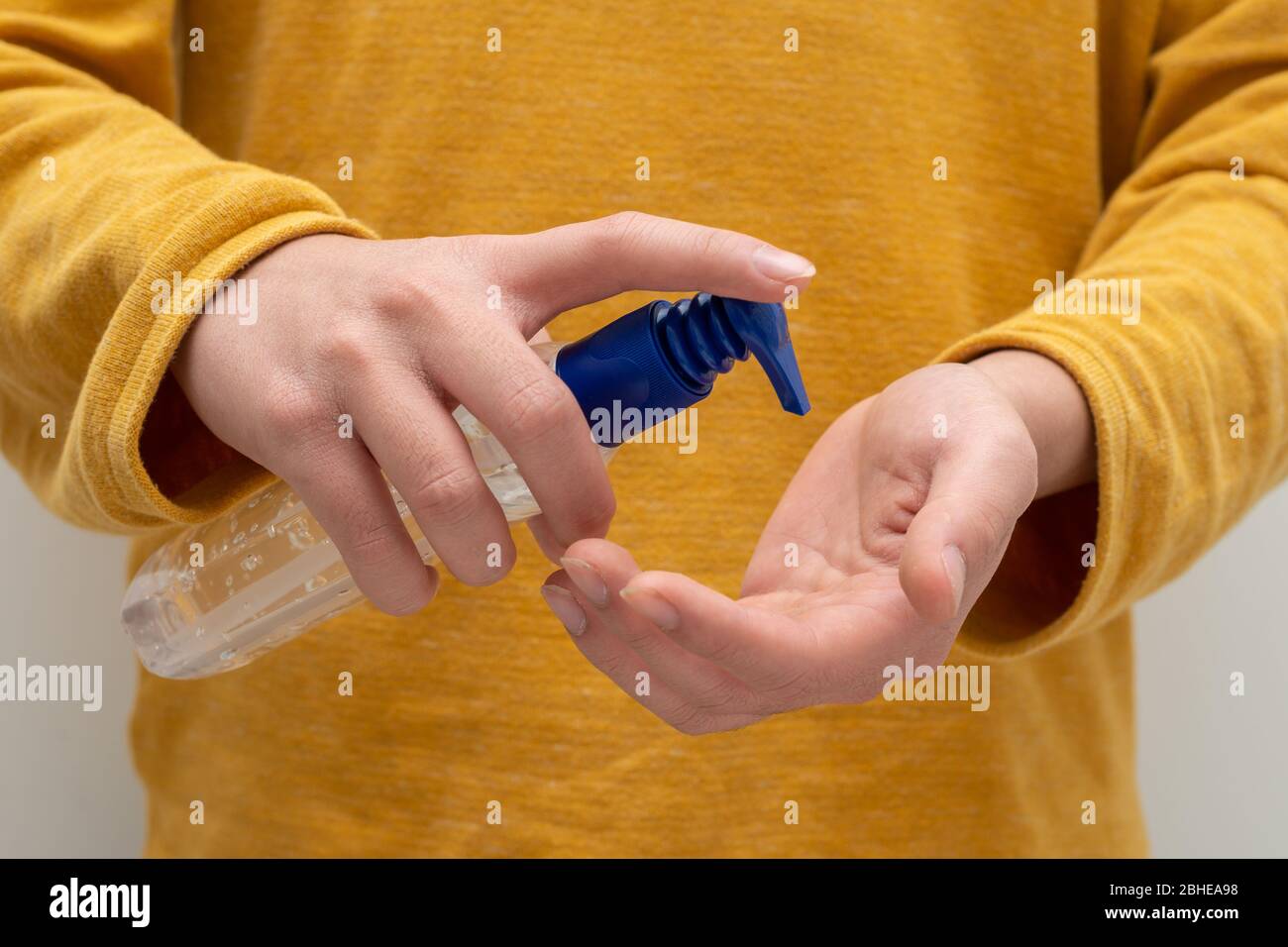 Aplicación de gel desinfectante para manos para proteger contra bacterias y virus Foto de stock