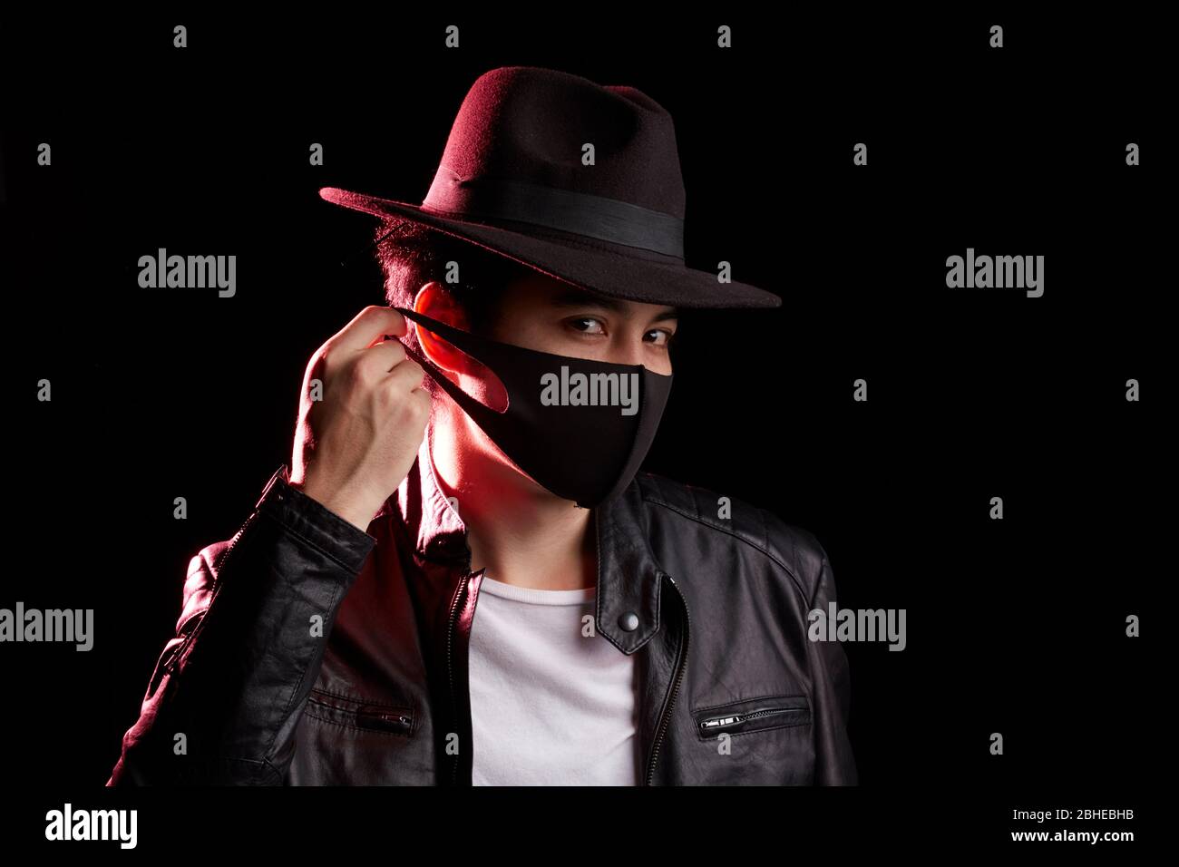 cantante sosteniendo una máscara negra Fotografía de stock - Alamy
