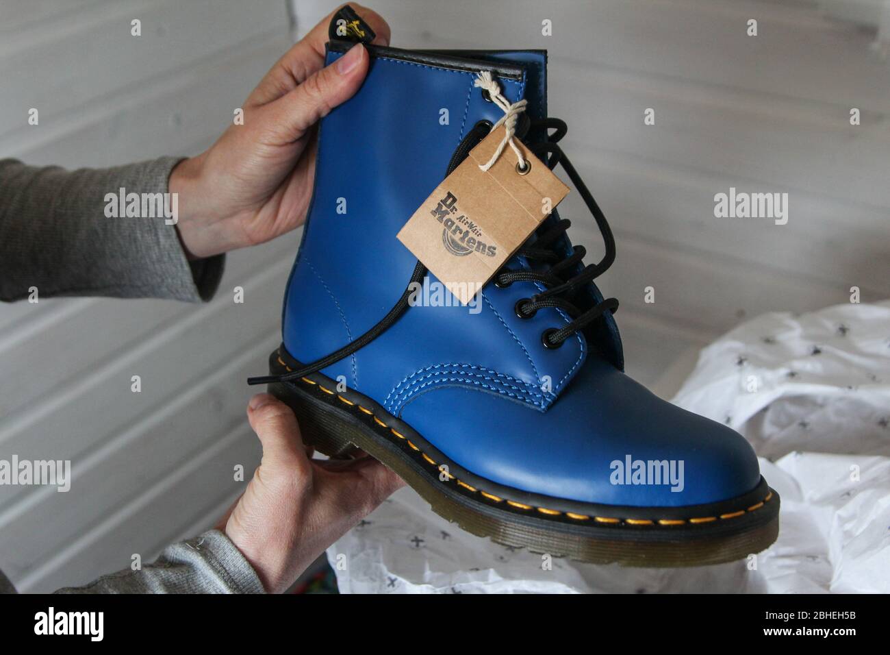 Oslonino, Polonia 25 de abril de 2020 Mujer mira su nuevo par de botas de  cuero