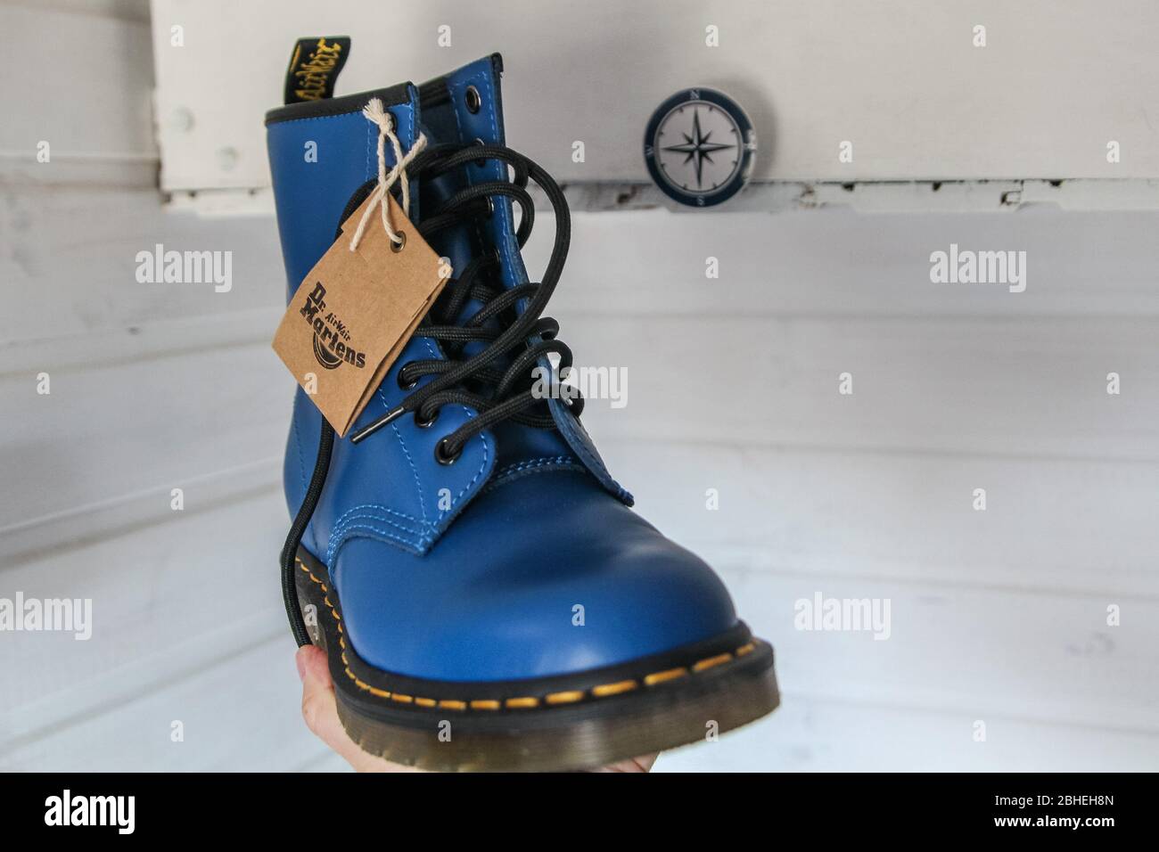 Oslonino, Polonia 25 de abril de 2020 Mujer mira su nuevo par de botas de  cuero
