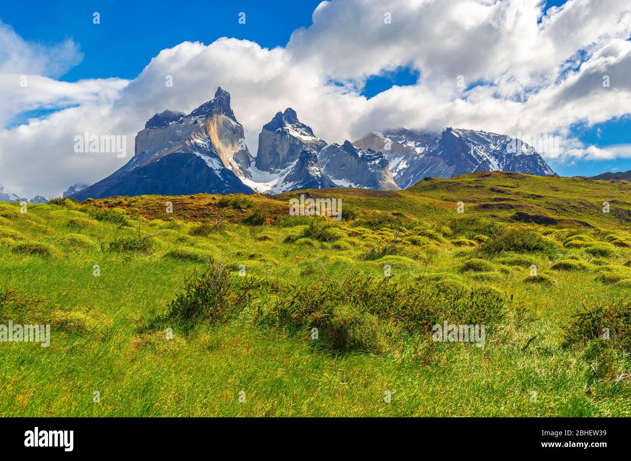 Los picos de los cuernos del Pine en primavera, Parque Nacional Torres del Pine, Patagonia, Chile. Foto de stock