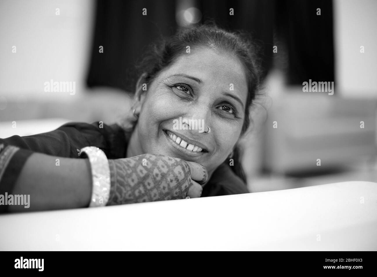 Mujeres maduras indias pensivas con la mano en la barbilla mirando al revés de cerca arriba retrato Foto de stock