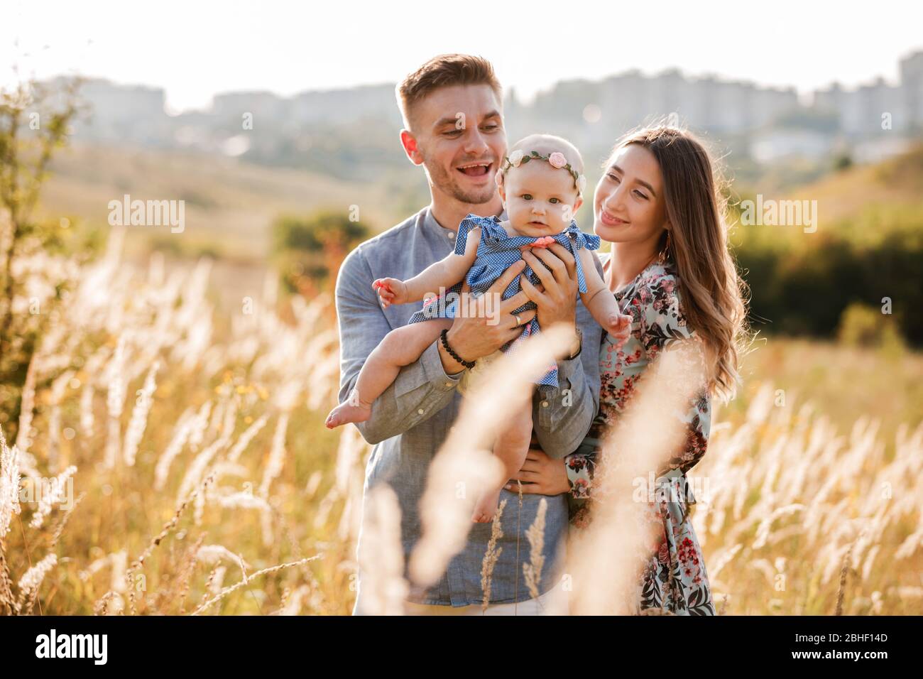 Papa Mama Que Se Acerca A La Hija Al Aire Libre En Cesped Al Atardecer El Concepto De Vacaciones De Verano Dia De La Madre Del Padre Del Bebe Familia Pasando Tiempo Papa Mama Que Se Acerca A La Hija Al Aire Libre En Cesped Al Atardecer El Concepto De Vacaciones De Verano Dia De La Madre Del Padre Del Bebe Familia Pasando Tiempo