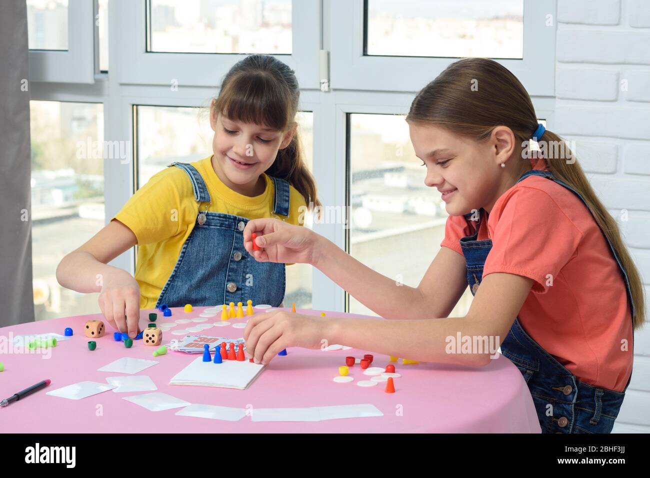 Dos chicas felices pasan el ocio en casa jugando juegos Fotografía de stock  - Alamy