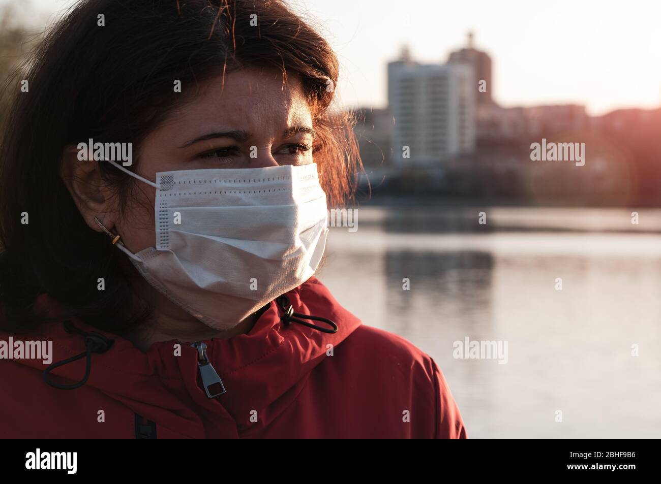 Retrato de una mujer con máscara médica. Cuarentena en el mundo en 2020. Prevención del brote de coronavirus SARS-CoV-2 Foto de stock