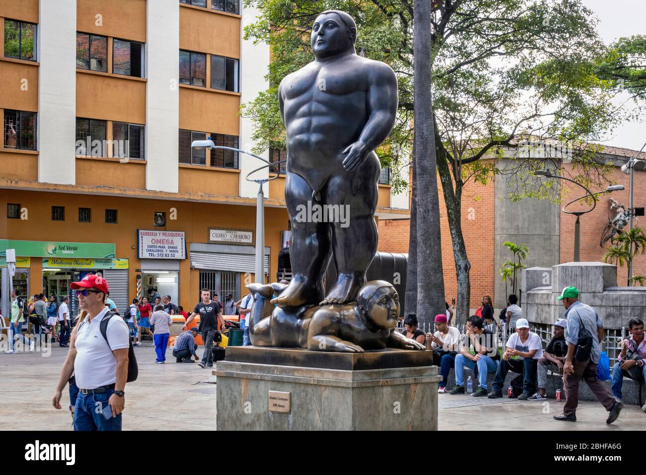 MEDELLÍN, COLOMBIA - 27 DE MARZO de 2020: La Plaza Botero contiene 23 esculturas donadas por el hijo nativo de Medellín y el artista más famoso de Colombia, Ferna Foto de stock
