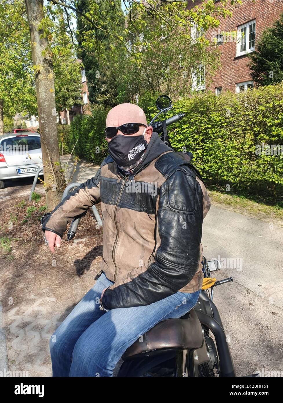 Junges Mädchen liebt den Schwanz ihres Stiefbruders in ihrem Mund Junges Mädchen liebt den Schwanz ihres Stiefbruders in ihrem Mund
