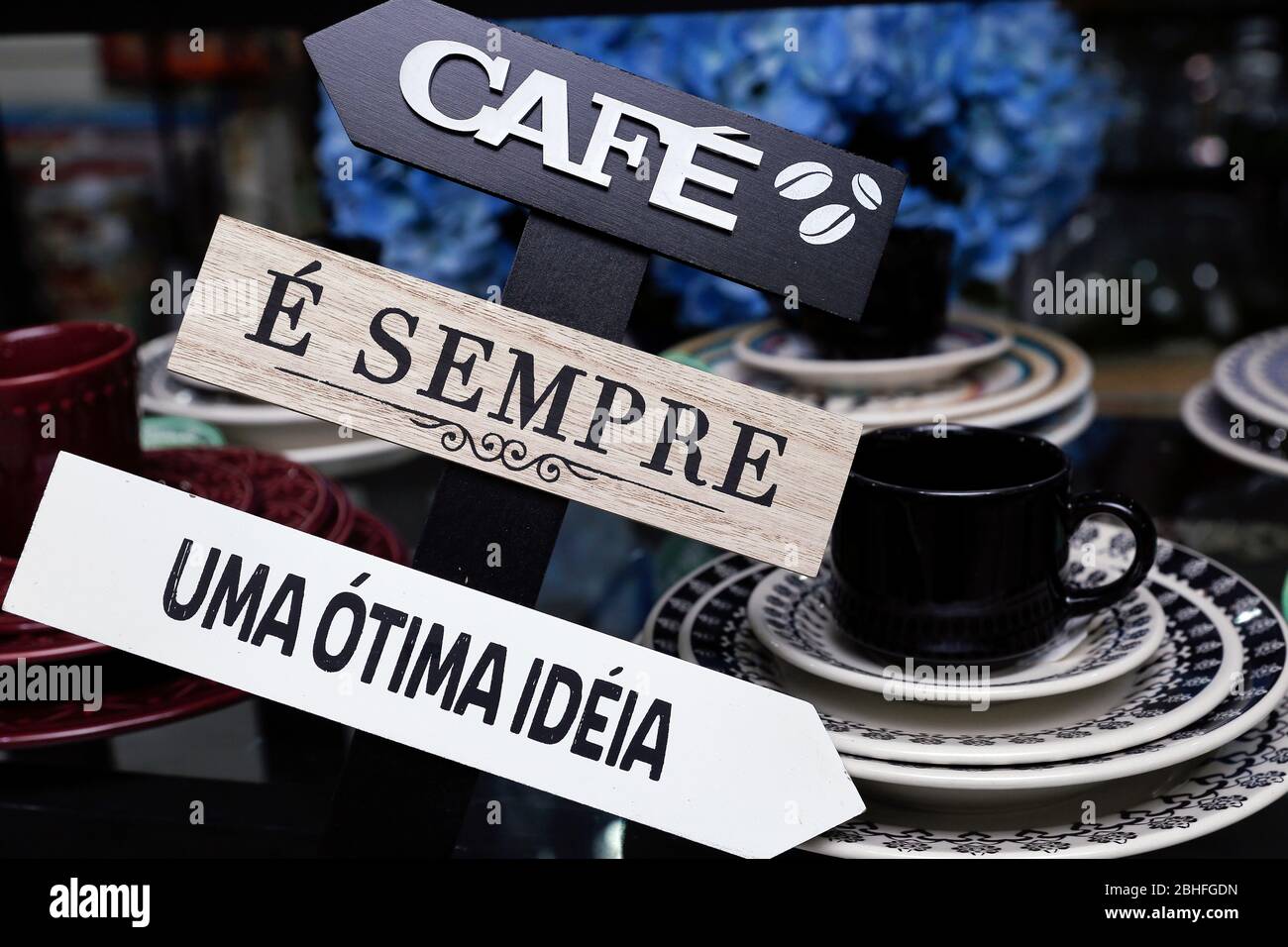 Minas Gerais, MG / Brasil - 24 de abril de 2020: Divertido signo de motivación sobre el café Foto de stock