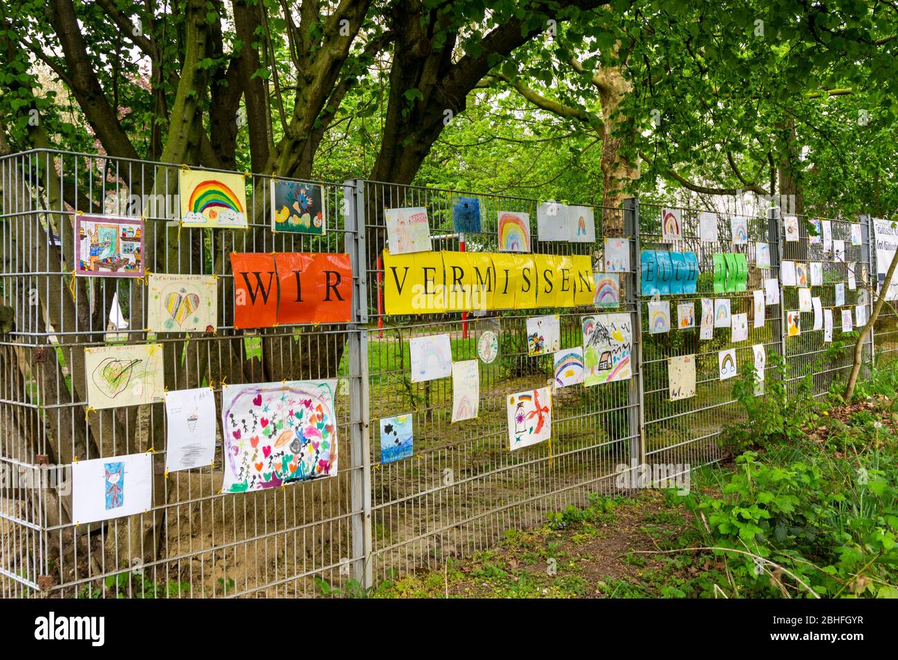 Centro municipal cerrado de guardería am MŸhlenbruch en Essen, los educadores han colgado fotografías autopintadas de los niños en una valla del centro de guardería Foto de stock