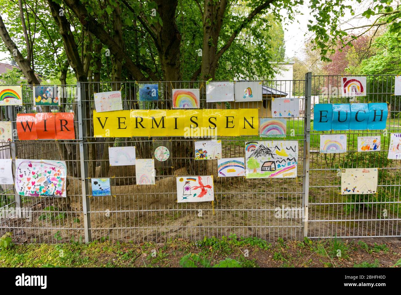 Centro municipal cerrado de guardería am MŸhlenbruch en Essen, los educadores han colgado fotografías autopintadas de los niños en una valla del centro de guardería Foto de stock