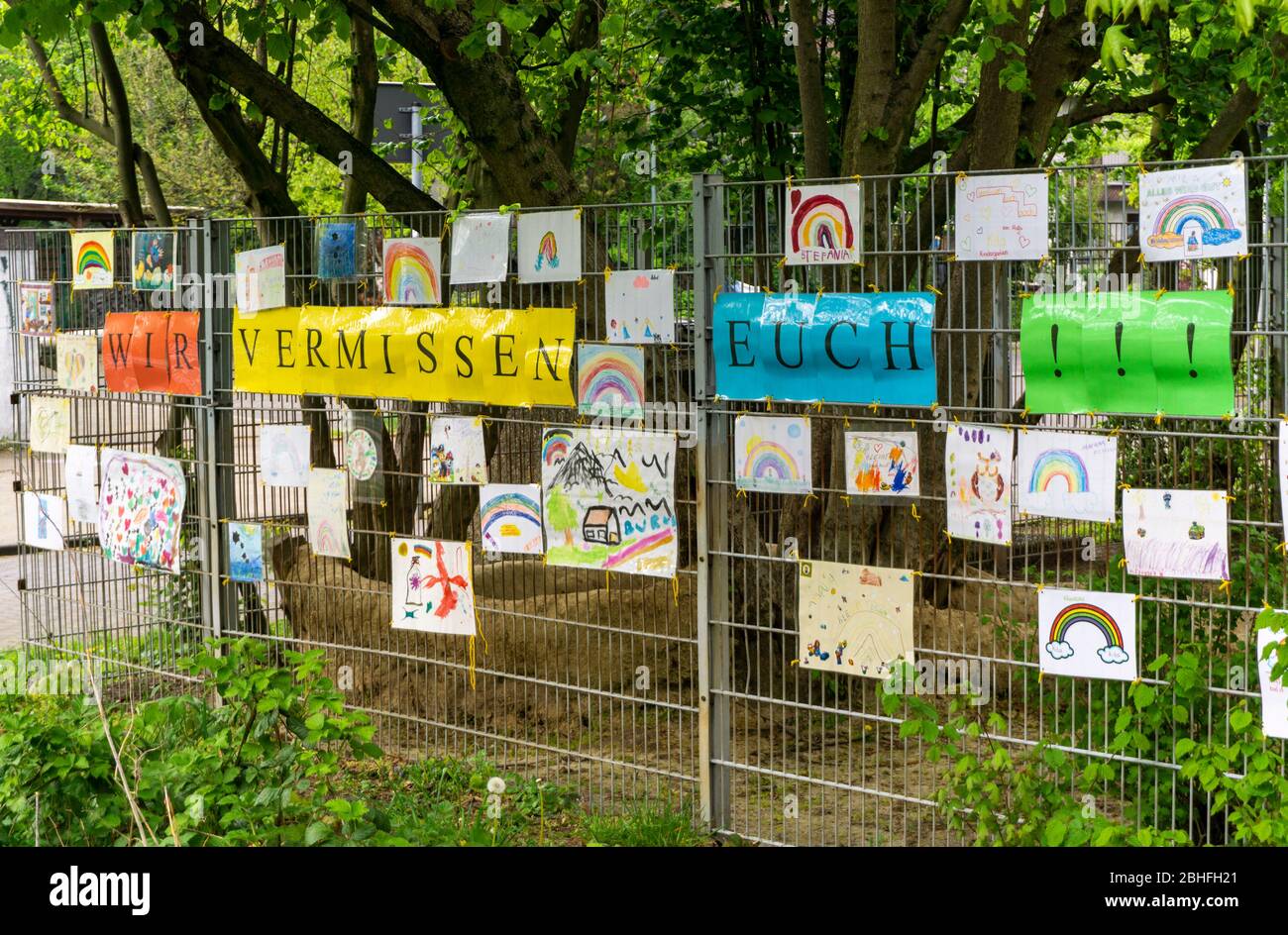 Centro municipal cerrado de guardería am MŸhlenbruch en Essen, los educadores han colgado fotografías autopintadas de los niños en una valla del centro de guardería Foto de stock