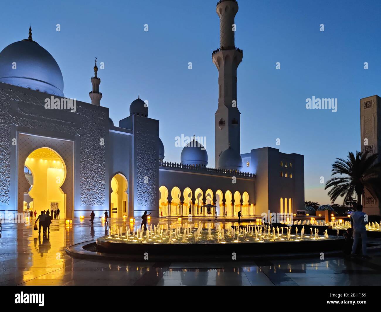 Abu Dhabi Sheik Zayed Gran Mezquita | Arquitectura islámica | situado en la capital de los Emiratos Árabes Unidos | atracción turística | Ramadán, Eid Foto de stock