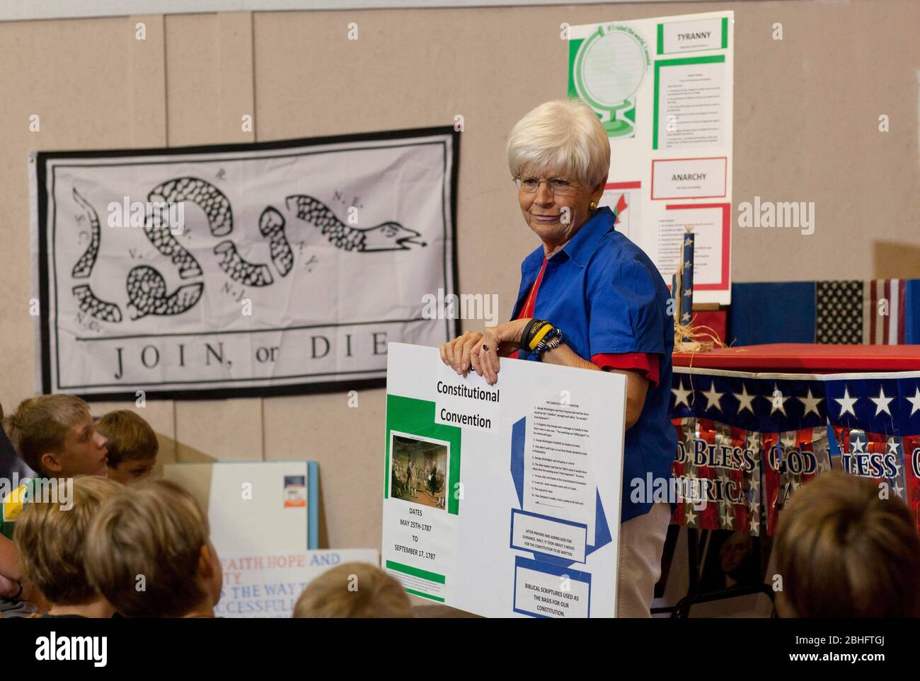 Texas USA, Agosto 17 2012 Un voluntario adulto dirige una