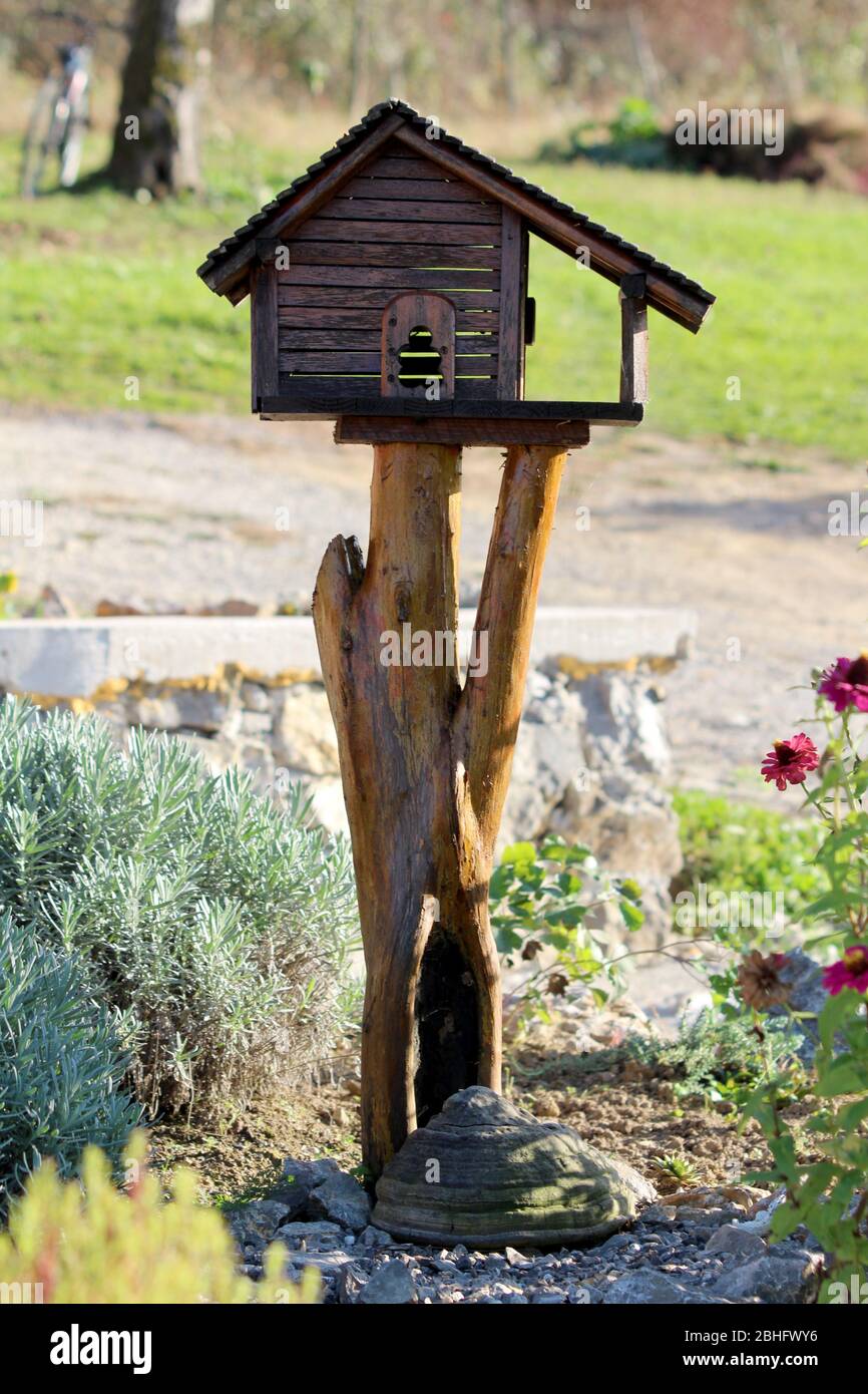 Casa de pájaros de madera rústica fotografías e imágenes de alta resolución  - Alamy