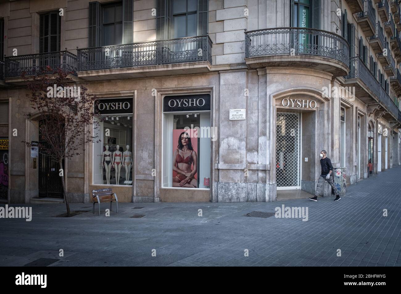 Una exhibición con maniquíes de la ropa íntima de Oysho vistos en una calle  desierta de Jovellanos durante la pandemia de Covid-19.Barcelona enfrenta  el 42 día de confinamiento y distanciamiento social. Sólo
