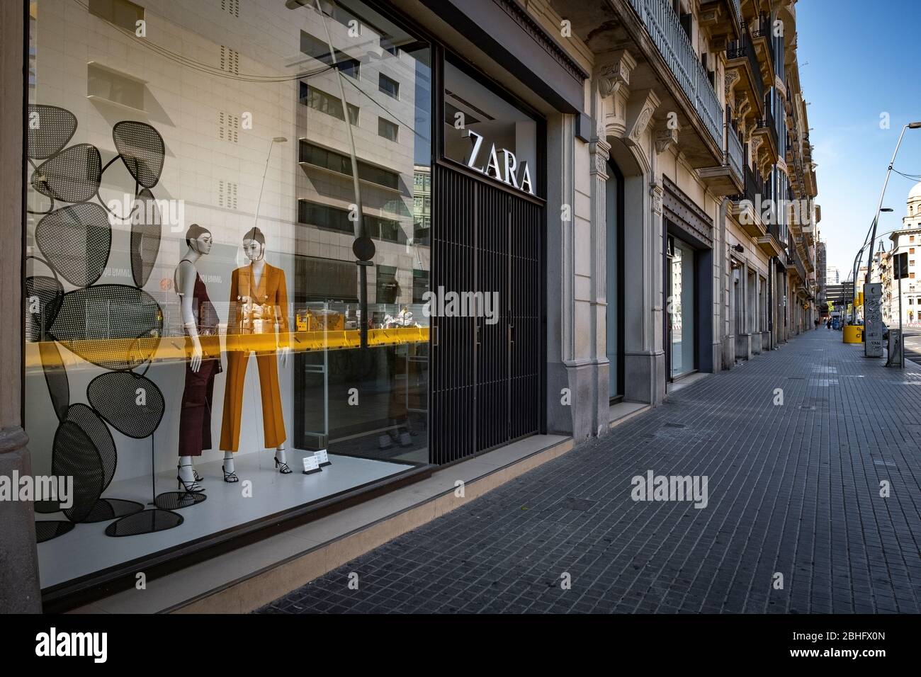 Una cadena de ropa cerrada de Zara vista en una calle vacía de Pelayo  durante la crisis del coronavirus.Barcelona enfrenta el día 42 de  confinamiento y distanciamiento social. Sólo los establecimientos  autorizados
