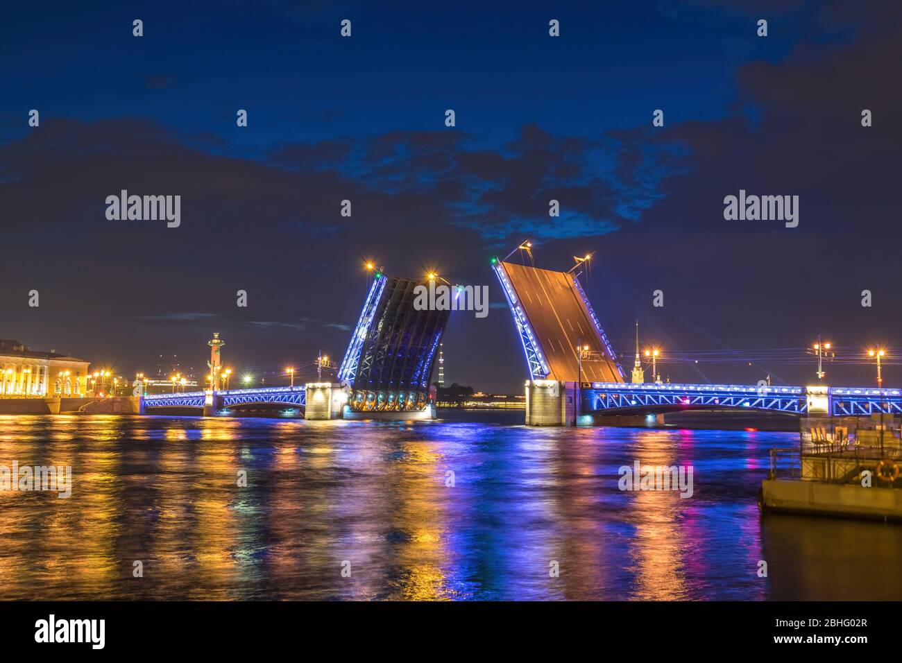 San Petersburgo Rusia, noche del horizonte de la ciudad en el puente del Palacio Foto de stock