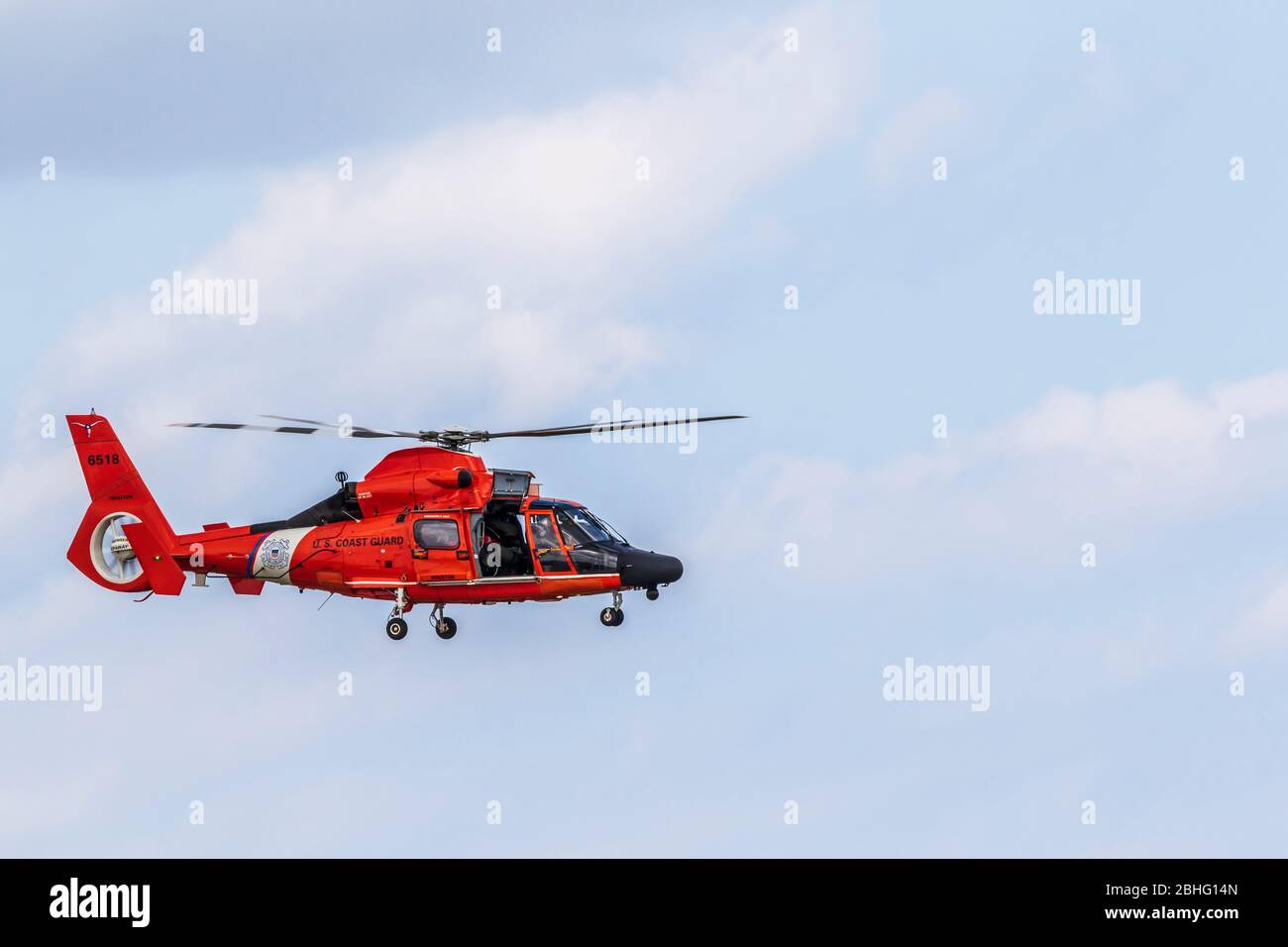 Guardia Costera DE EE.UU. MH-65 demostración de búsqueda y rescate de helicópteros con delfines en el 2019 Wings Over Houston Airshow, Houston, Texas. Foto de stock
