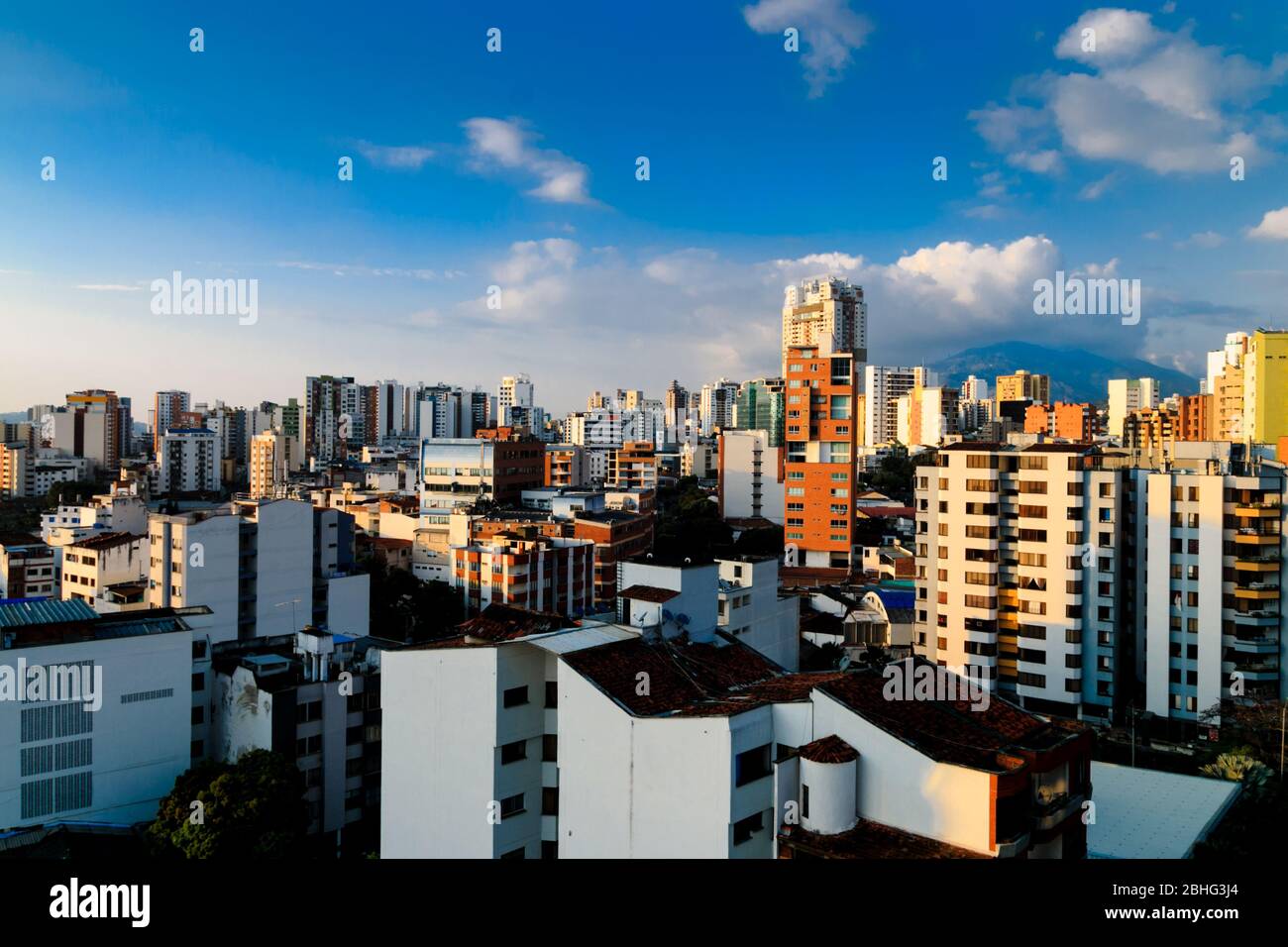 Foto de paisaje urbano de la tarde de la ciudad de bucaramanga, Santander, Colombia. Foto de stock