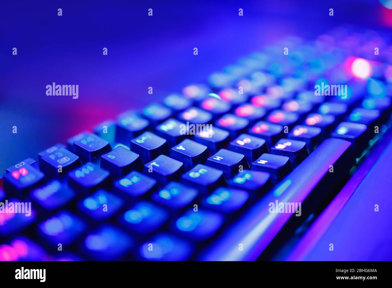 Teclado profesional de videojuegos con ordenador. Cyber Sport, luces de  color azul neón Fotografía de stock - Alamy