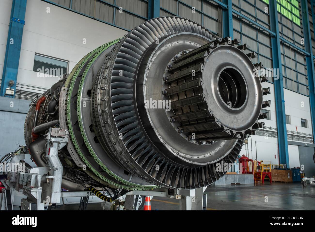 La turbina de gas o un motor de chorro es una planta de energía de la aeronave para volar en el Air.Desensamblador motor durante la reparación y mantenimiento. Foto de stock