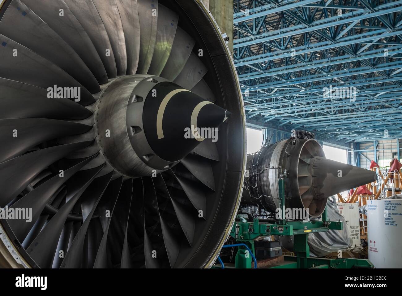 La turbina de gas o un motor de chorro es una planta de energía de la aeronave para volar en el Air.Desensamblador motor durante la reparación y mantenimiento. Foto de stock