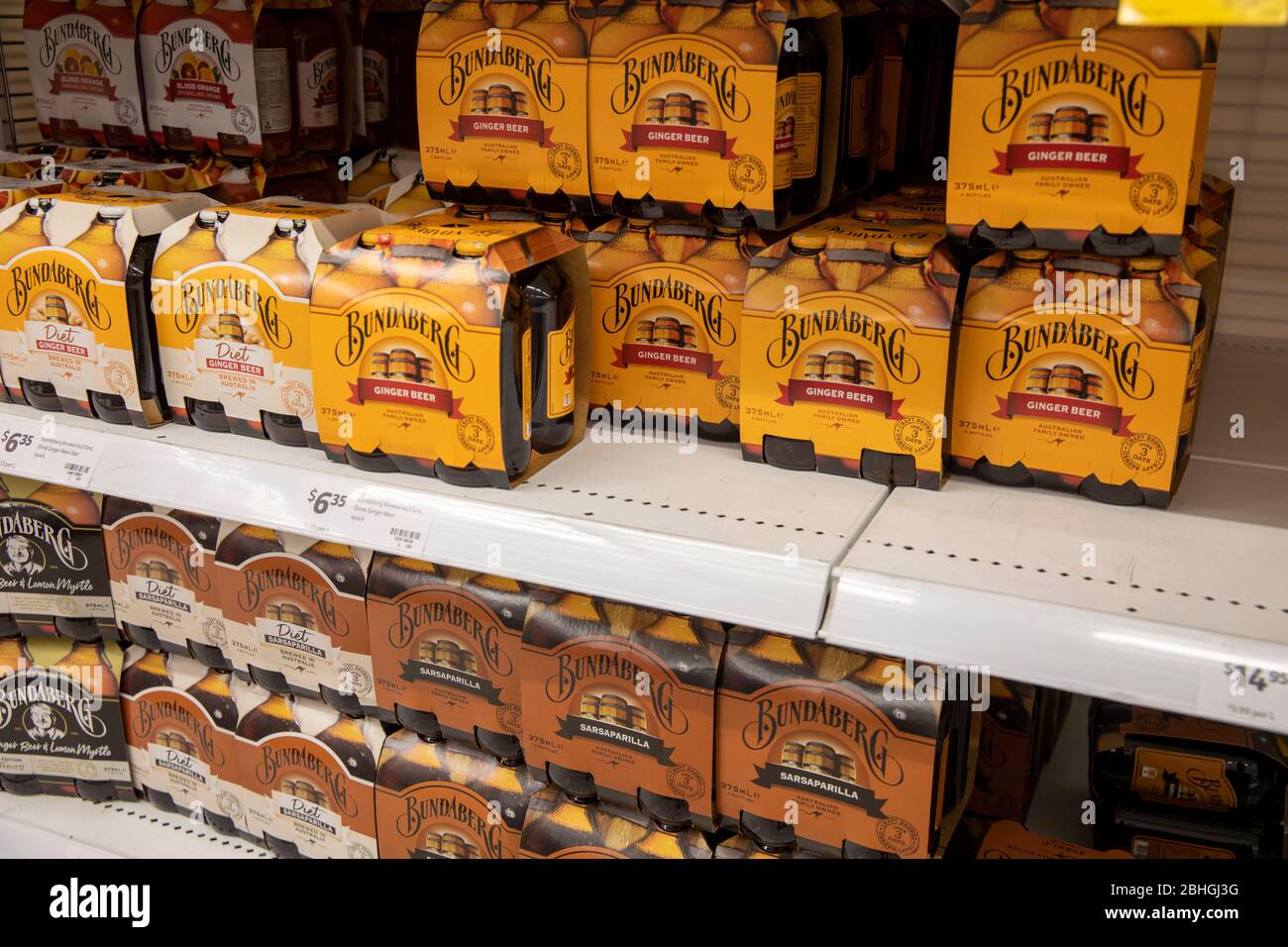 Botellas de cerveza de jengibre y sasparella Bundaberg a la venta en un supermercado australiano Foto de stock