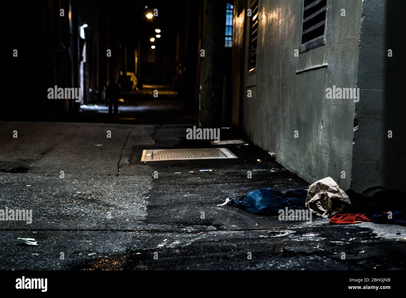 Vacíe las jeringas y la basura en un callejón en el centro este de Vancouver que está plagado de drogas adicionales y sin hogar. Foto de stock
