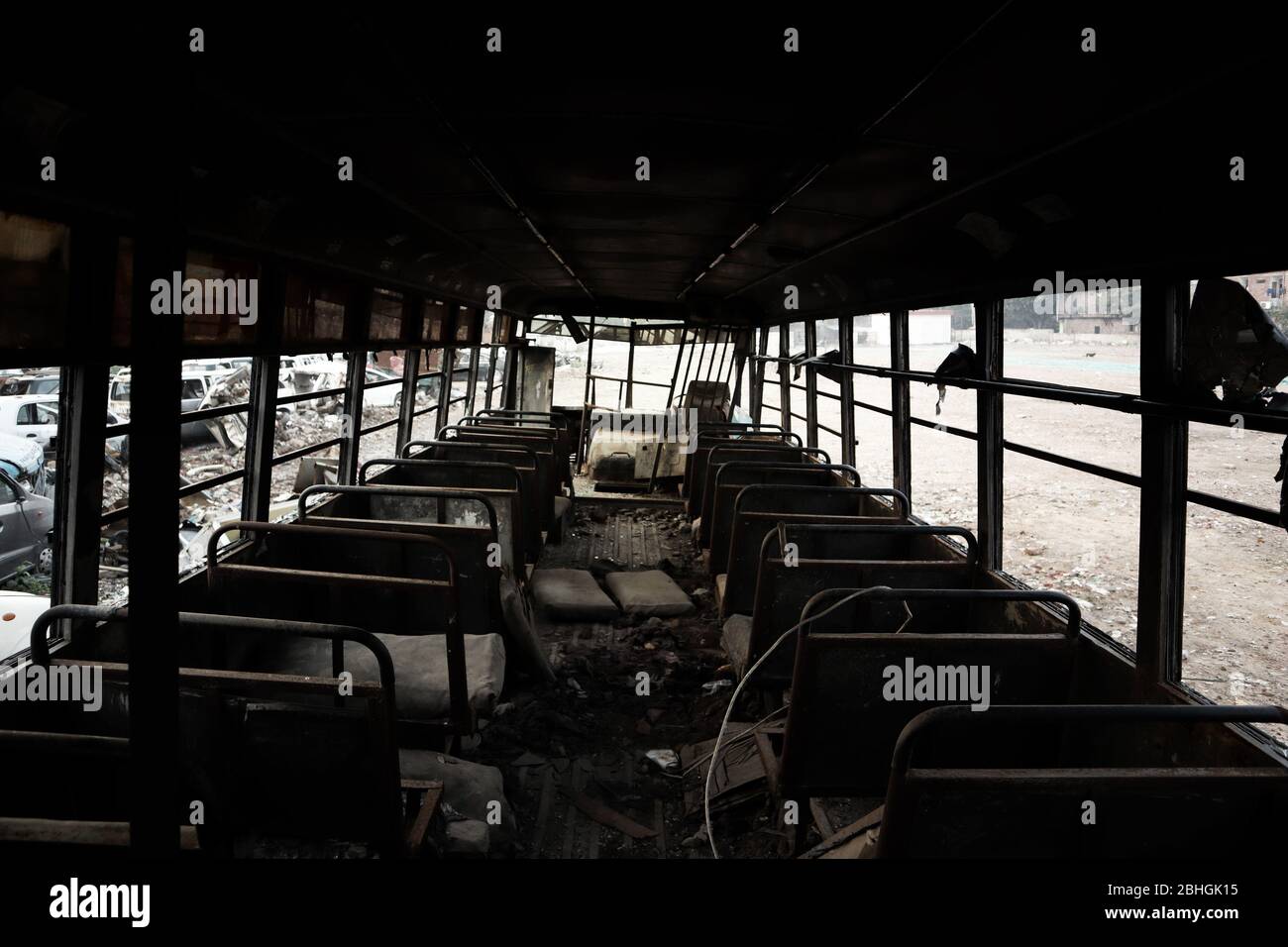 Dentro del autobús después del bombardeo Foto de stock