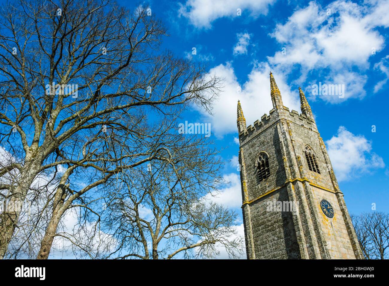 La imponente torre oeste de la Iglesia de San Andrés domina el pueblo