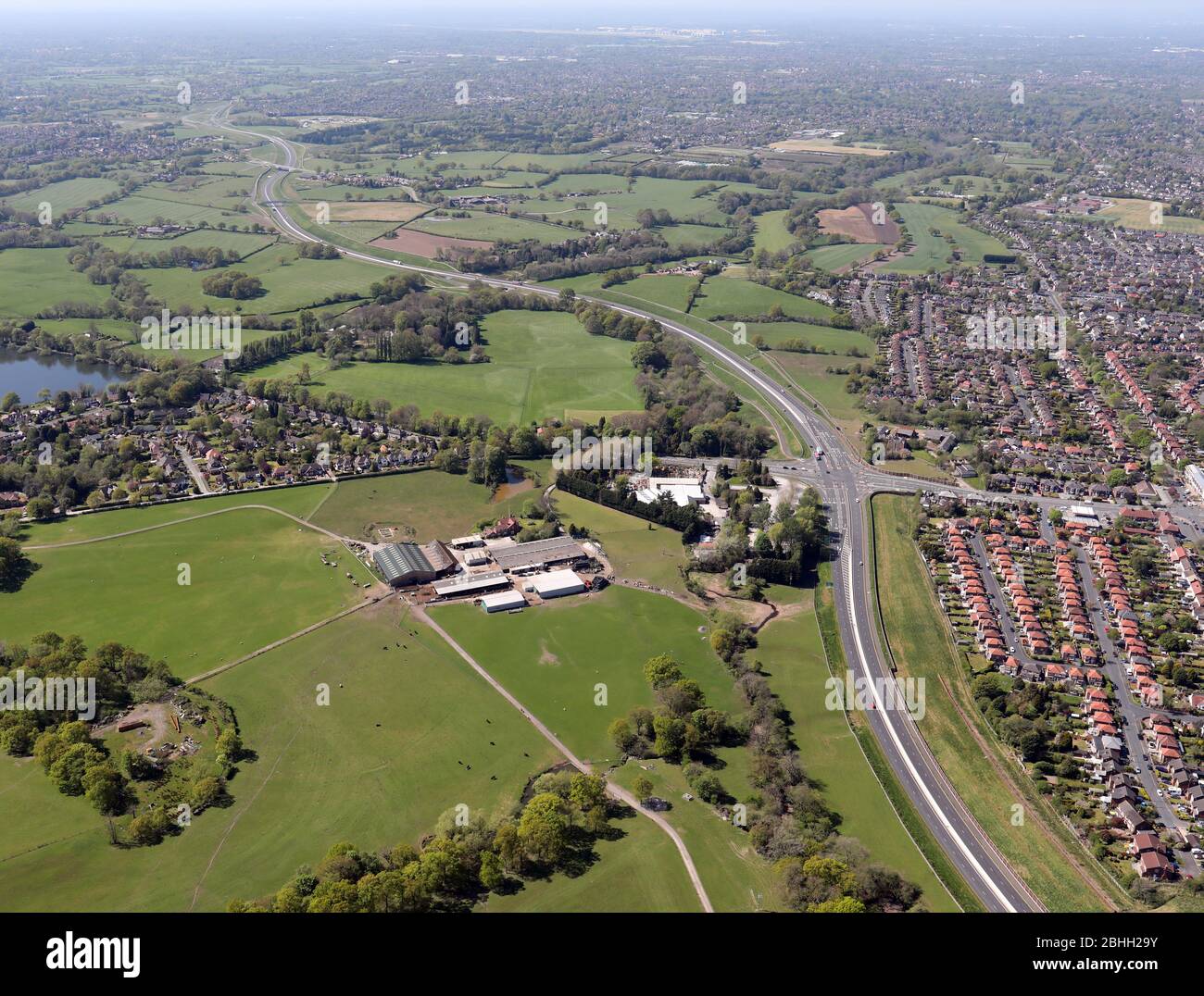 Vista aérea de la A555 Manchester Airport Eastern Link Road en Hazel Grove, Cheshire Foto de stock