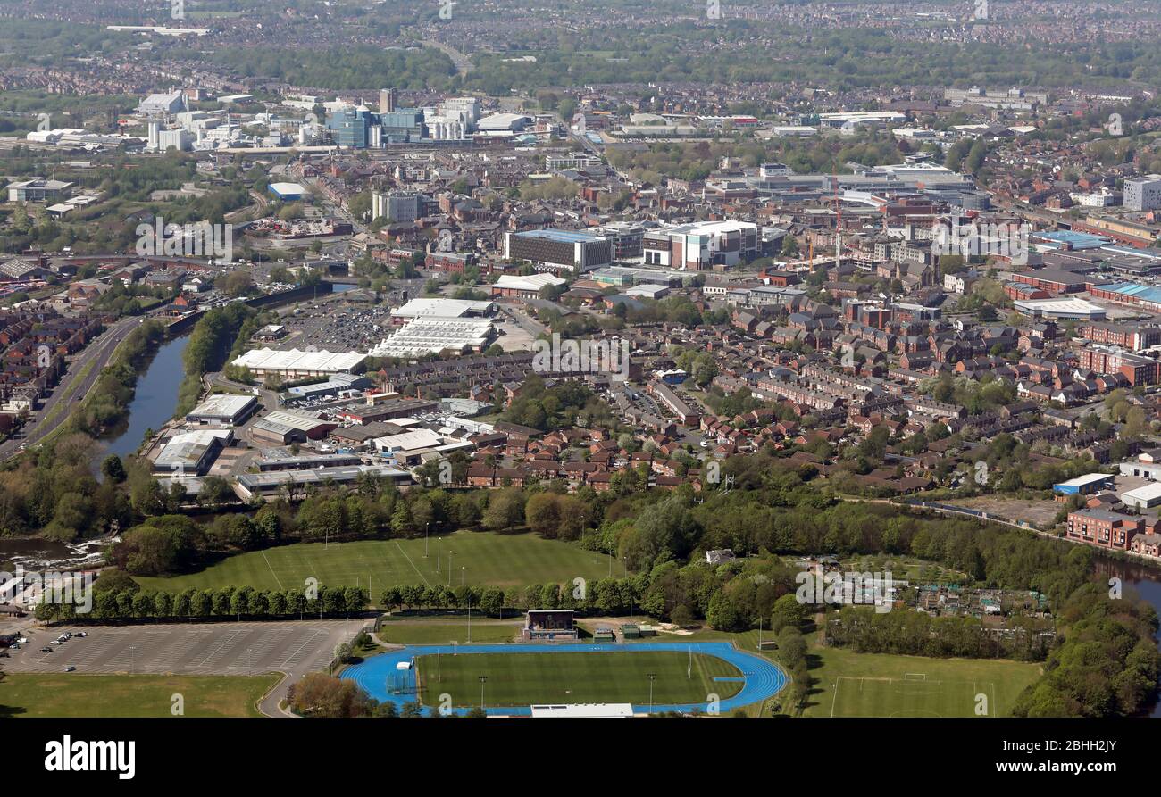 Vista aérea del horizonte de la ciudad de Warrington con Victoria Park en el primer plano, Cheshire Foto de stock