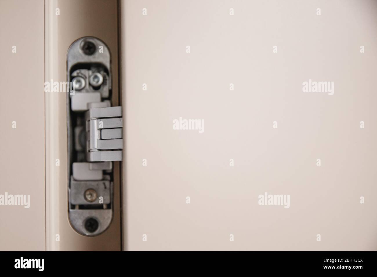 Bisagras de puerta de metal empotradas ocultas en lona de madera Fotografía  de stock - Alamy