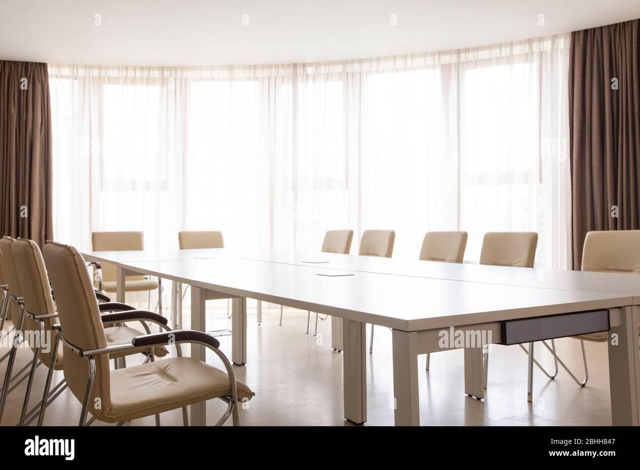 Sala de reuniones con ventana panorámica. Mesa y sillas Foto de stock