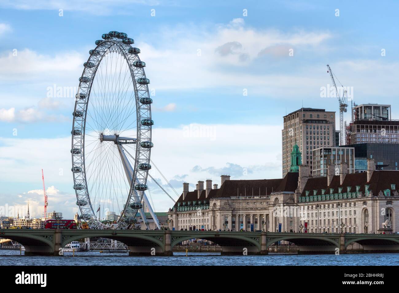 El Shell Centro, el London Eye y el río Támesis con cielo azul en el Reino Unido Foto de stock