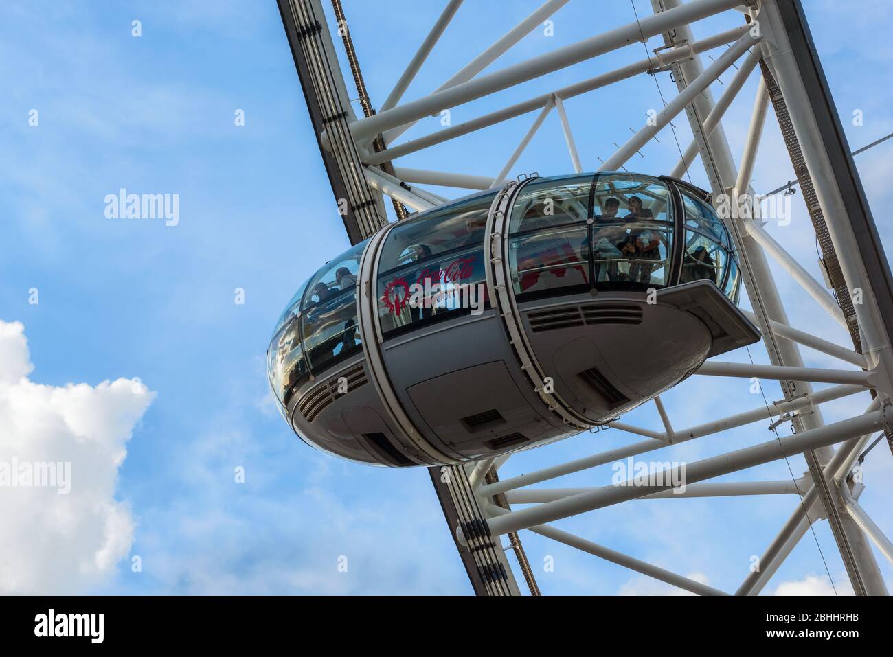 El Shell Centro, el London Eye y el río Támesis con cielo azul en el Reino Unido Foto de stock
