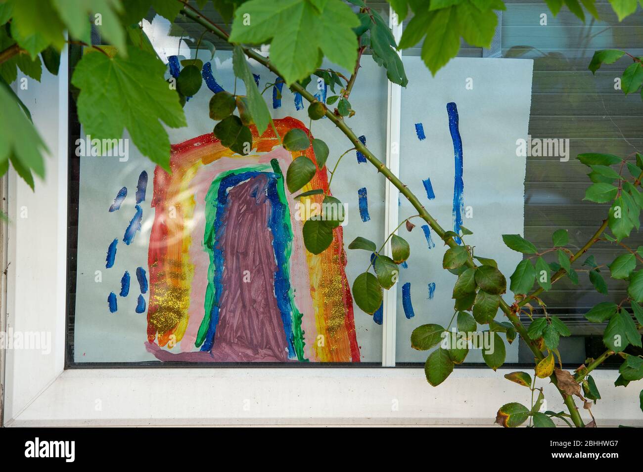 Windsor, Berkshire. 26 de abril de 2020. Un bonito dibujo de arco iris para niños se muestra en una ventana de la casa en Windsor que aporta positividad y esperanza durante el bloqueo pandémico Coronavirus. Crédito: Maureen McLean/Alamy Live News Foto de stock