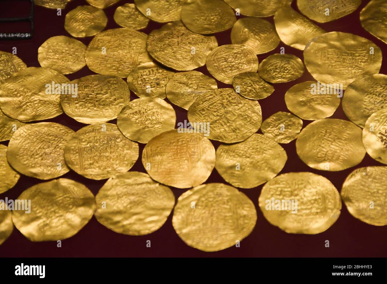 Londres, Reino Unido, 25 de enero de 2020: Monedas antiguas de oro de la cosecha dinero en el Museo Británico en Londres, Reino Unido Foto de stock