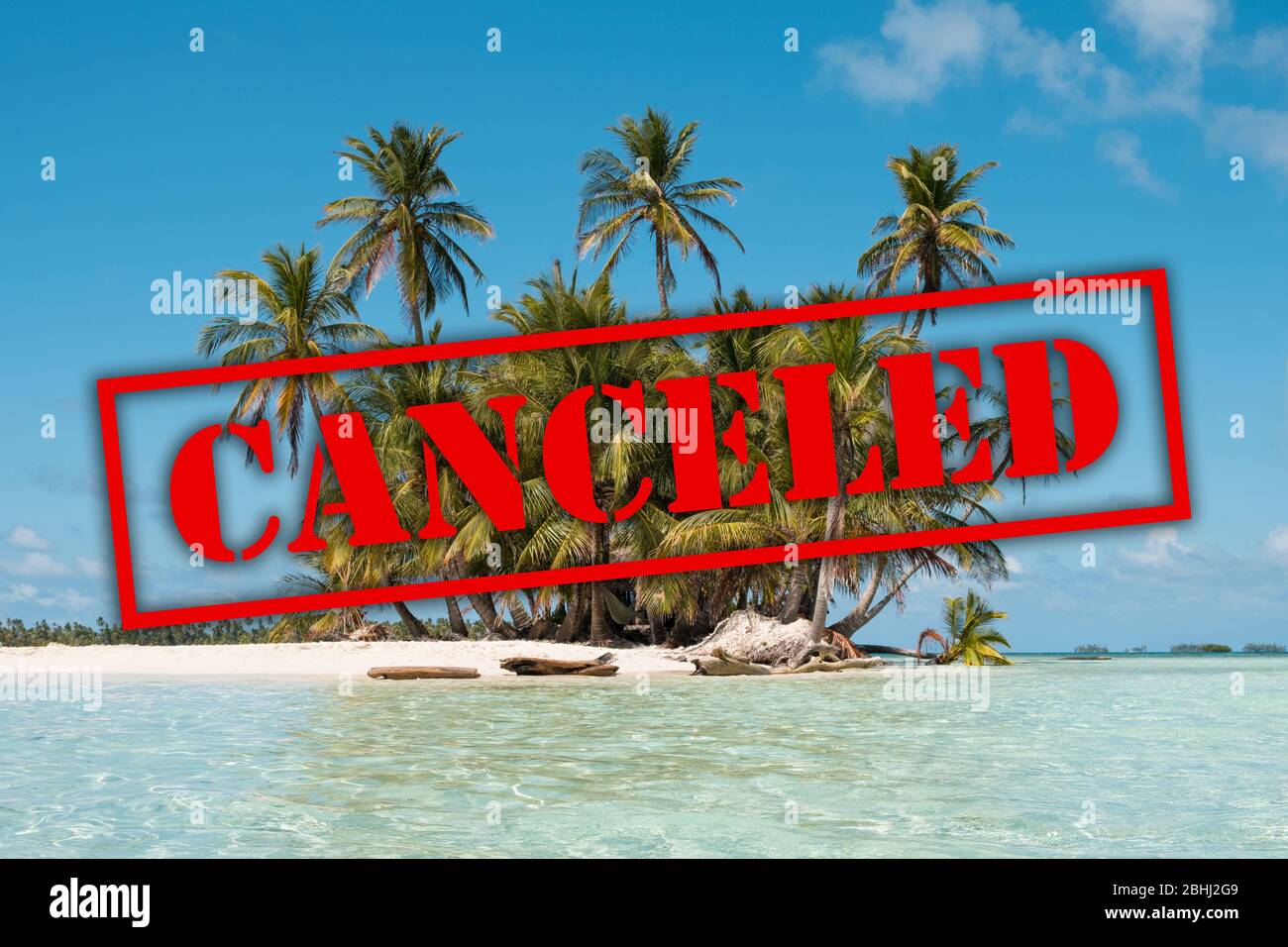 Vacaciones canceladas debido a virus corona, isla, playa y palmeras Foto de stock