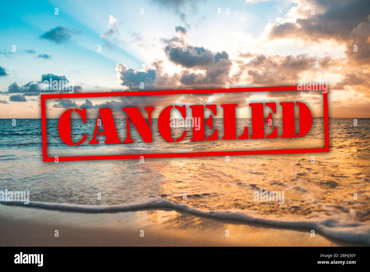 océano, playa y cielo al atardecer, vacaciones canceladas debido al virus de la corona, concepto covid-19 Foto de stock