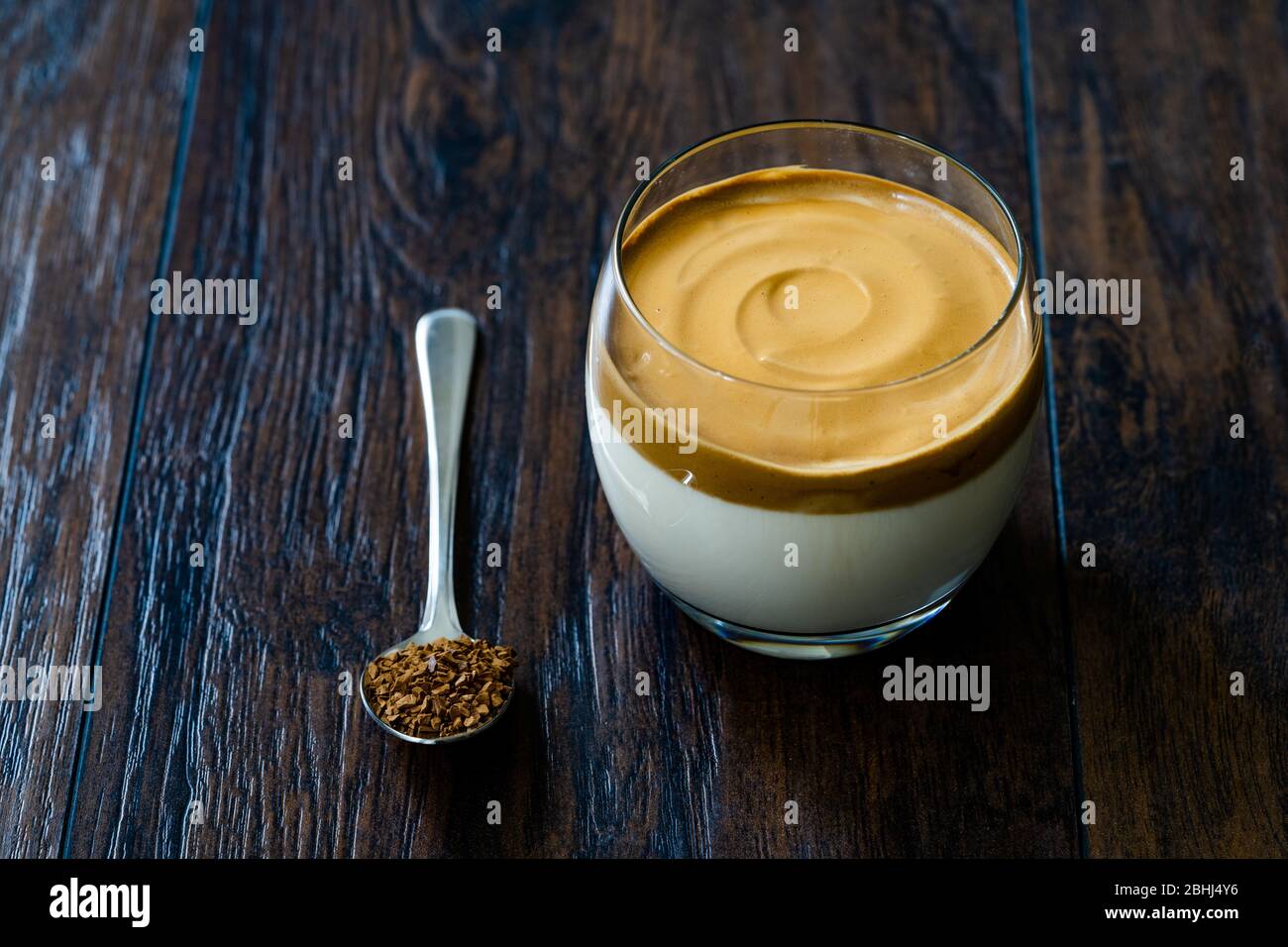 Café Dalgona / Creamy batido y moderno polvo de café granulado instantáneo. Bebida granulada coreana. Foto de stock