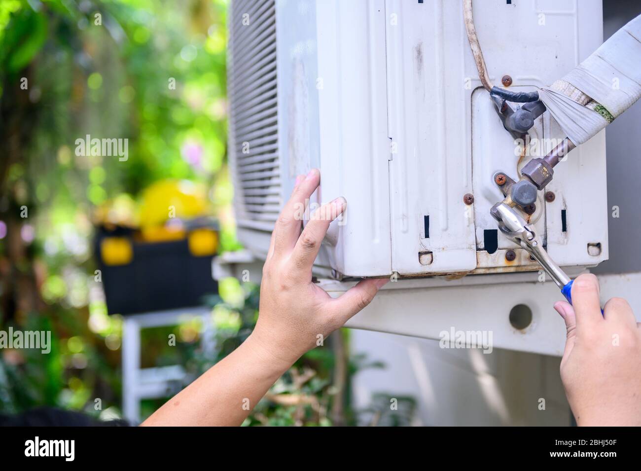 Reparar y reparar el aire acondicionado en casa. Bloqueo y autocuarentena  en casa durante la crisis del virus Corona. Quédate en casa y  distanciamiento social Fotografía de stock - Alamy