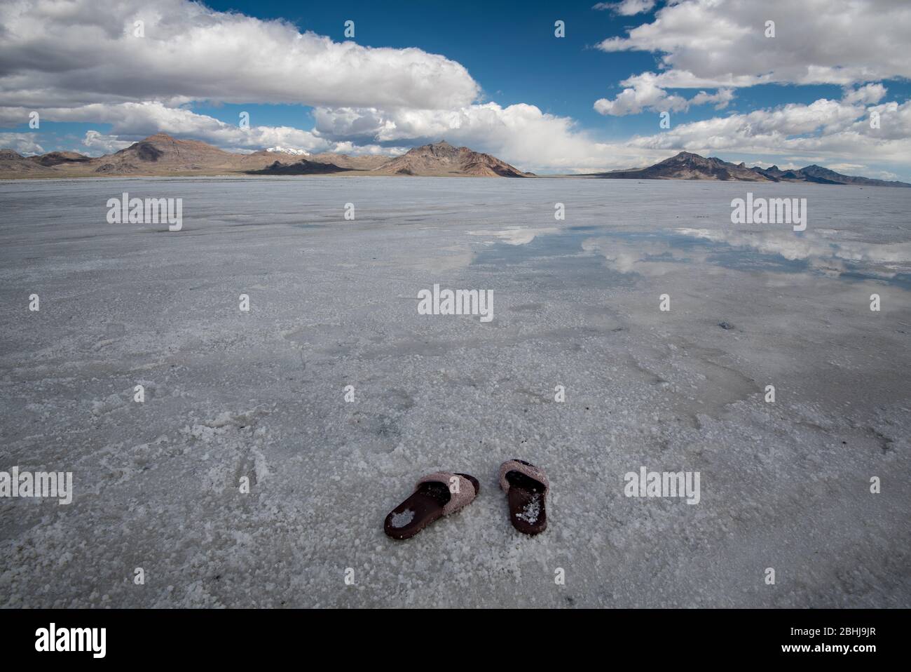 Zapatos olvidados o abandonados en las salinas de Bonneville Salt Flats en el oeste de Utah, Estados Unidos. Es casi como si hubiera un "secuestro alienígena". Foto de stock