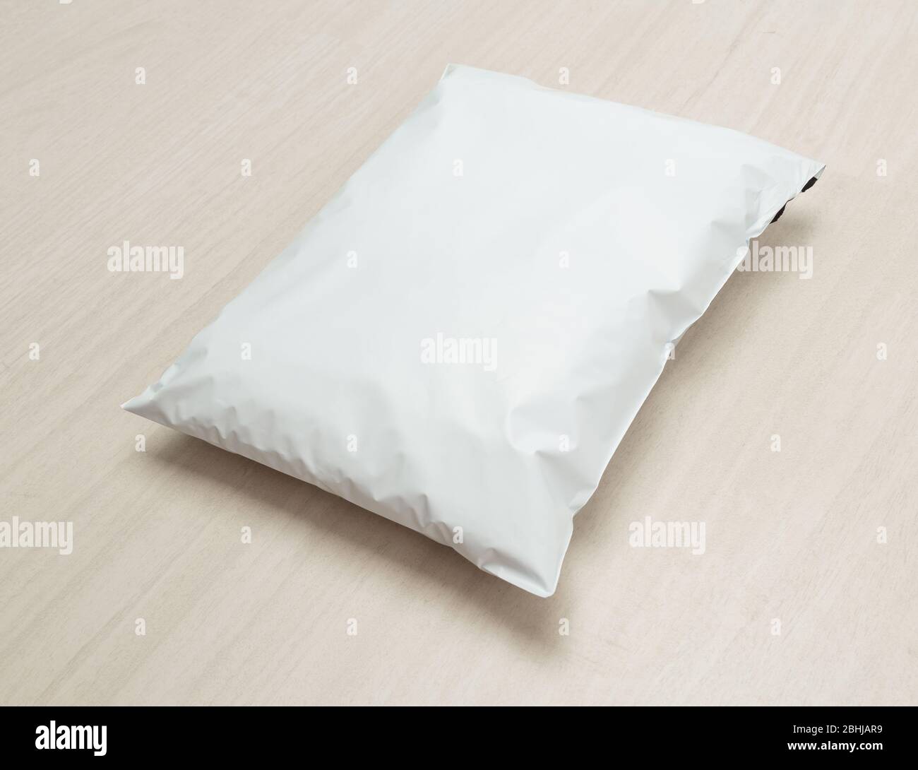 Bolsa de plástico blanco blanco bolsa de embalaje de mockup plantilla sobre  fondo de madera Fotografía de stock - Alamy