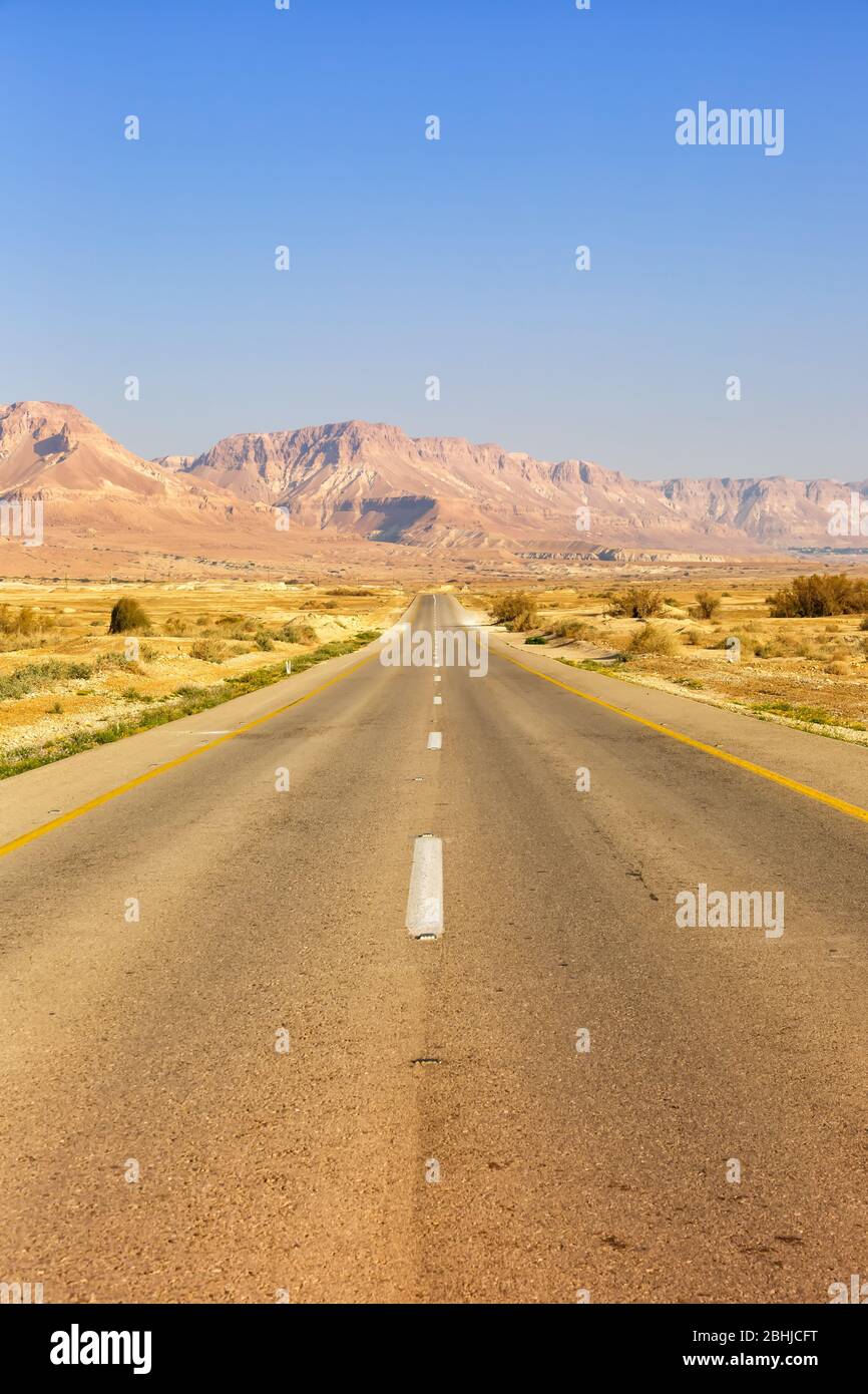 Conducción por carretera sin fin conducción desierto vacío paisaje retrato formato soledad viajes sin fin Foto de stock