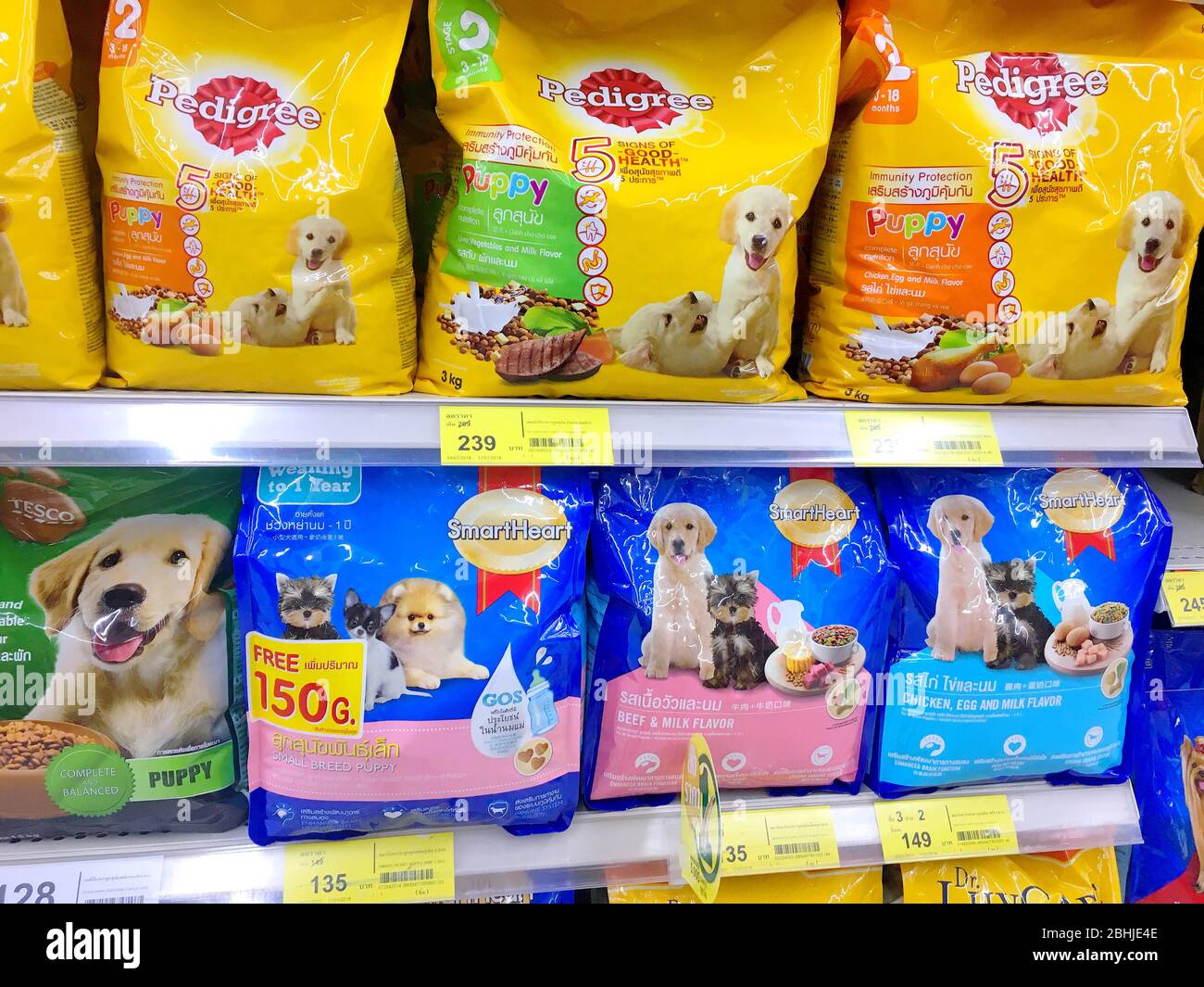 Las bolsas de Pedigree y SmartHeart mascota de alimentos en la tienda minorista con su precio Tags Bangkok, Tailandia 1 de abril de 2018 Foto de stock